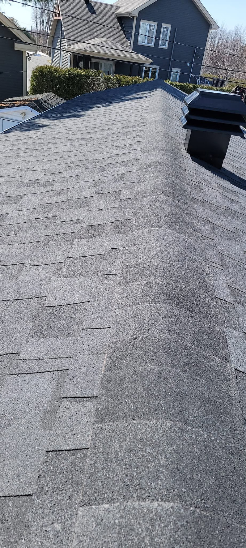 Faîte de toiture en bardeaux gris avec ventilation