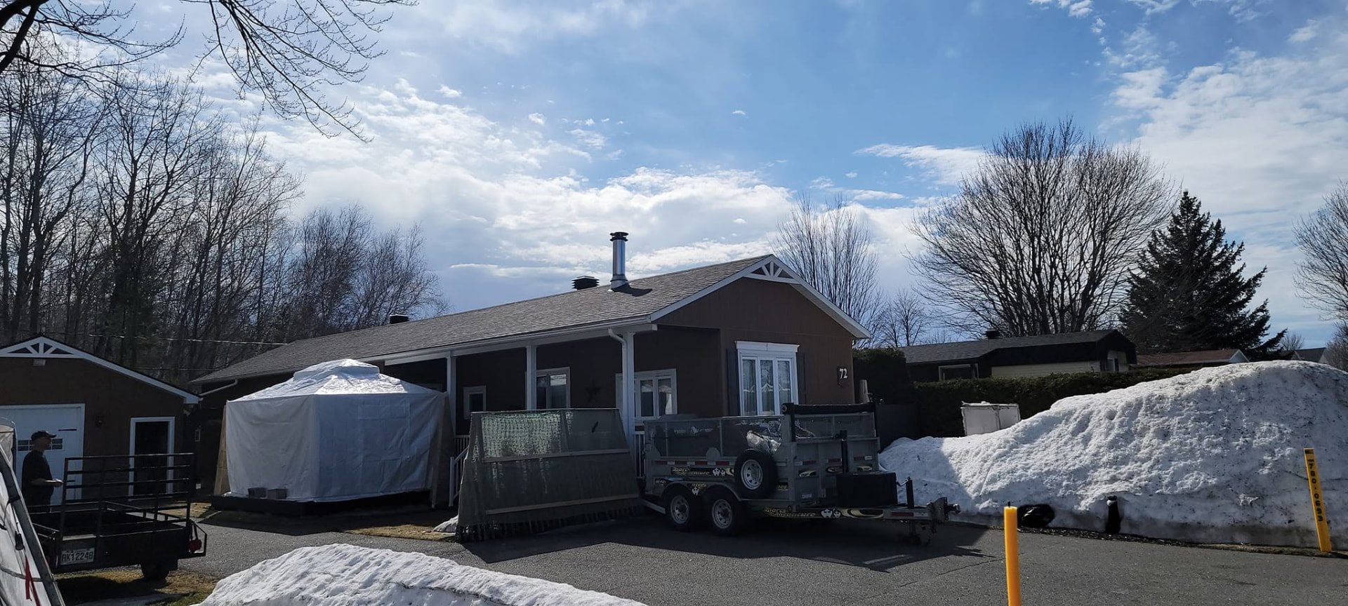 Chantier de toiture en hiver avec remorque EDM