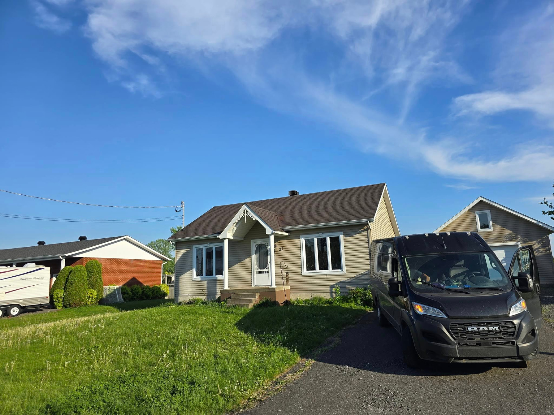 Maison avec toiture neuve terminée par Toitures EDM