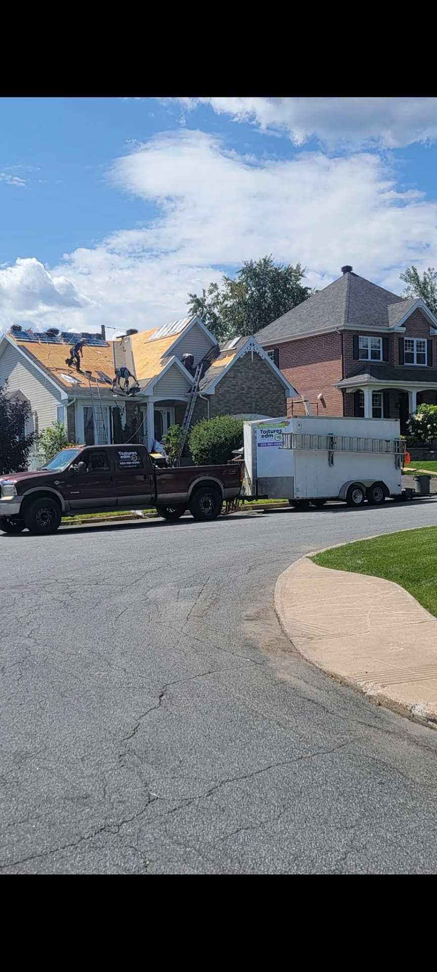 Camion et remorque Toitures EDM sur un chantier résidentiel