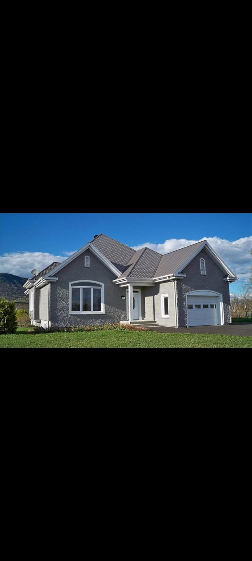 Maison avec toiture d'acier grise installée par Toitures EDM