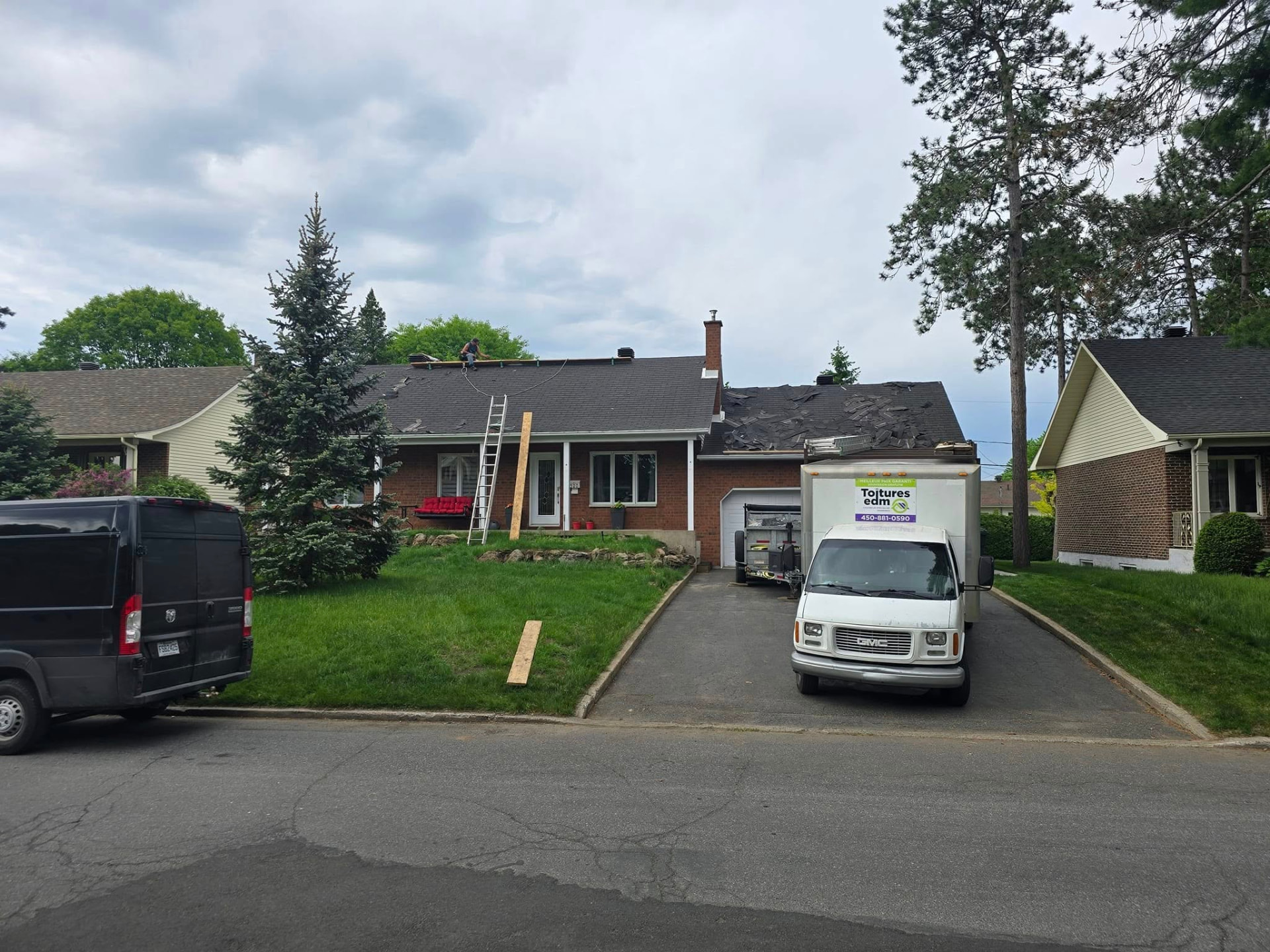 Réfection de toiture en cours sur bungalow de brique